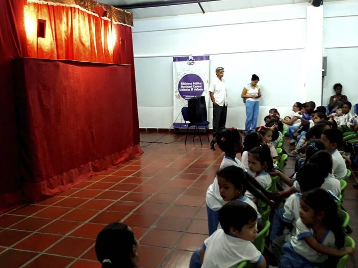 PRESENTACIONES CASTILLO SOL Y LUNA_0001_Presentaciones de teatro de títeres fuera de la sede con el Teatrino Rodante 2